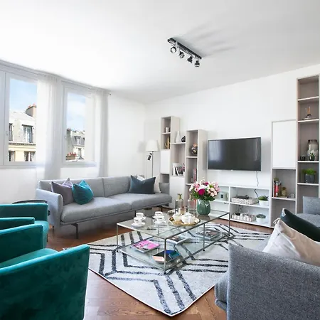 Magnificient 2 Bedrooms With Terrace Next To Champs-elysées - Pc62b *